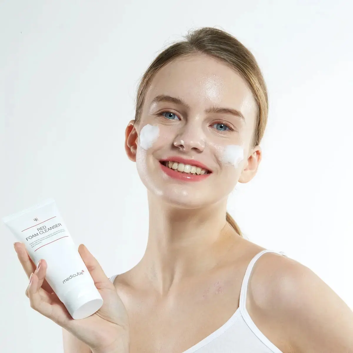 Medicube - Red Foam Cleanser - 120ml - Image 4