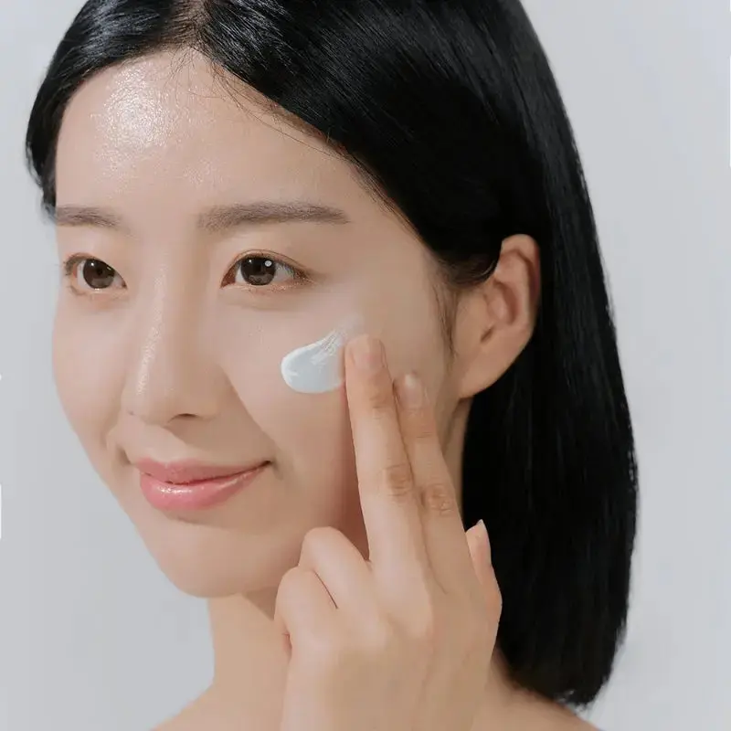 SKIN1004 - Madagascar Centella Hyalu-Cica Silky-fit Sun Serum SPF50+ PA++++ - 50 ml - Image 5